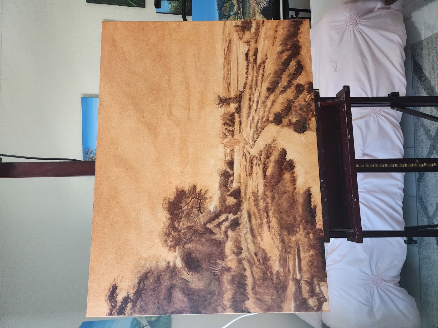Primeras capas de una pintura en tonos tierra